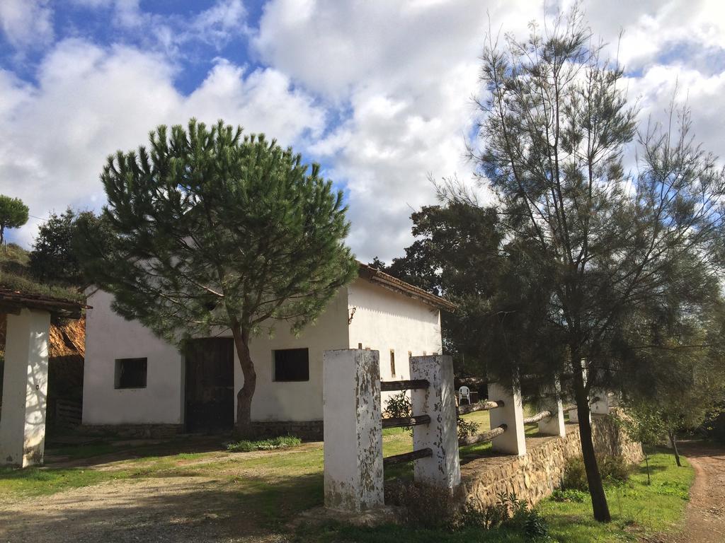 Гостевой дом Cortijo El Berrocal Казалла де ла Сиерра Экстерьер фото