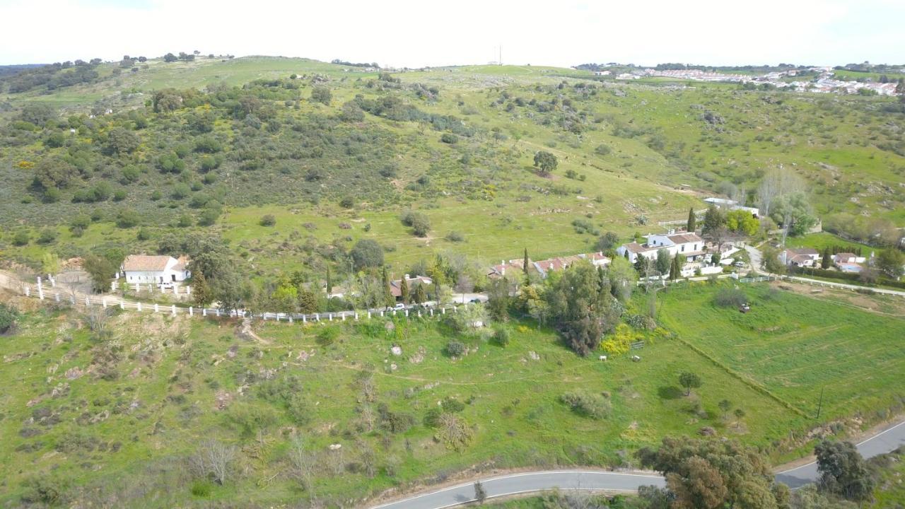 Гостевой дом Cortijo El Berrocal Казалла де ла Сиерра Экстерьер фото