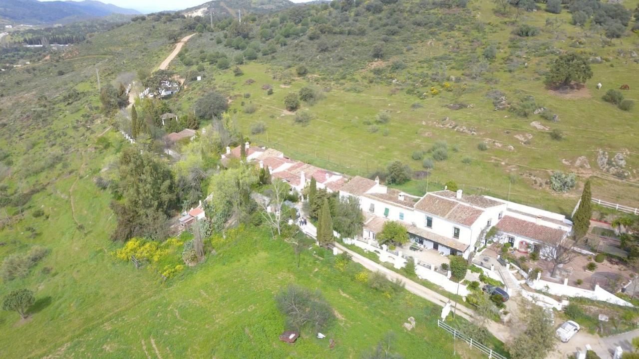 Гостевой дом Cortijo El Berrocal Казалла де ла Сиерра Экстерьер фото